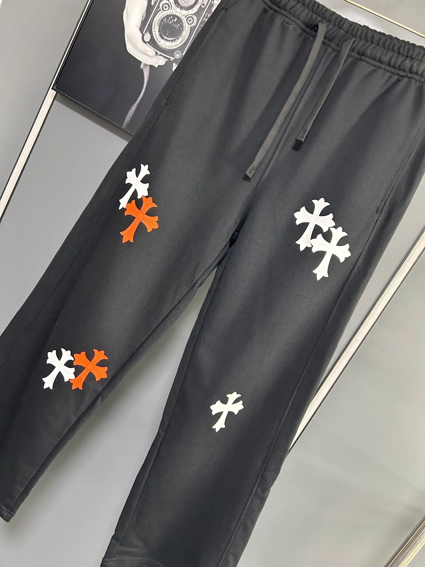 P220 Chrome Hearts 25 new colorful cross-mark loose straight trousers 2025 autumn and winter new embroidered elastic band casual trousers, customized fabrics at the counter. Made of 400g high-version terry fabric, with high breathability and comfort, impeccable details, no pilling and no deformation, brand element design concept, reflecting high quality. It feels delicate and soft! It presents casual tailoring, the same style for men and women, and the upper body shape is awesome! Size: S M L XL Color: Gray